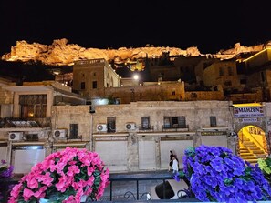 Habitación triple Deluxe, patio, vista a la ciudad | Escritorio, espacio para trabajar con laptop y wifi gratis 