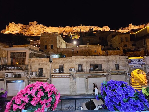 Habitación triple Deluxe, patio, vistas a la ciudad | Escritorio, espacio para trabajar con un portátil, wifi gratis