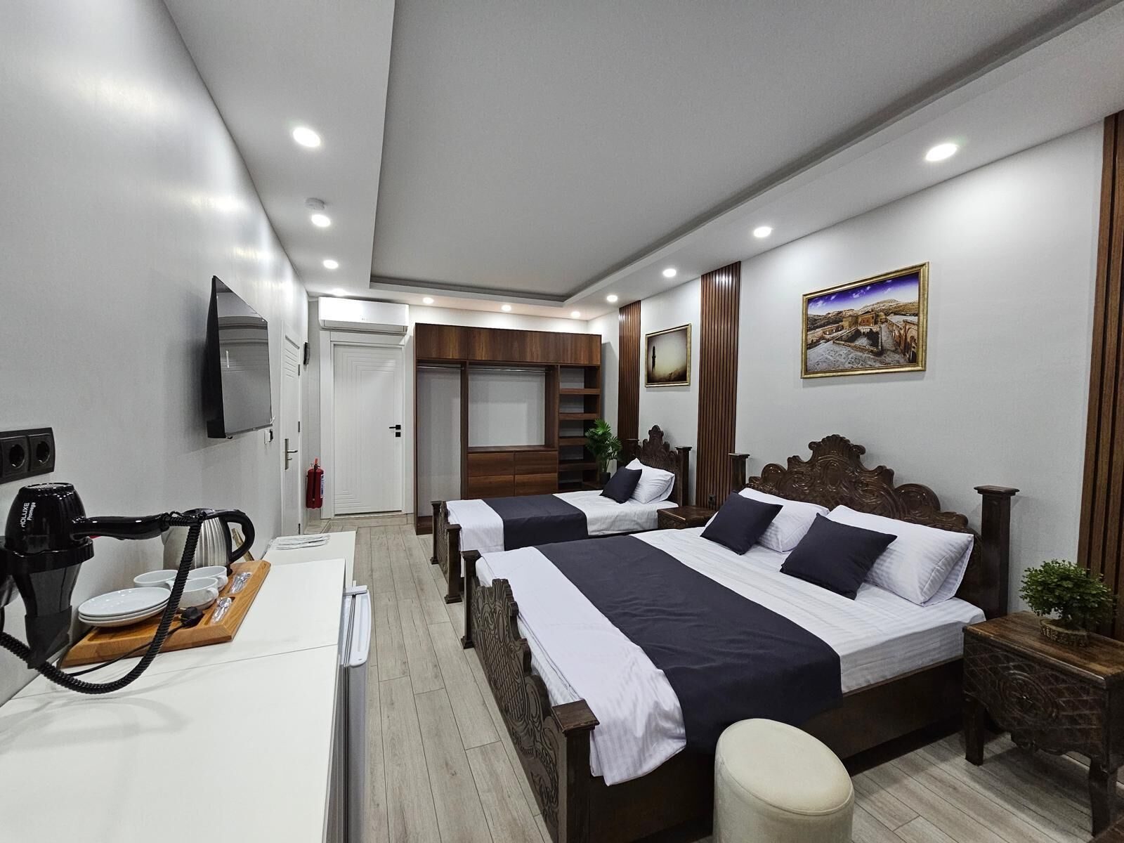 Habitación triple Deluxe, patio, vista a la ciudad | Escritorio, espacio para trabajar con laptop y wifi gratis 