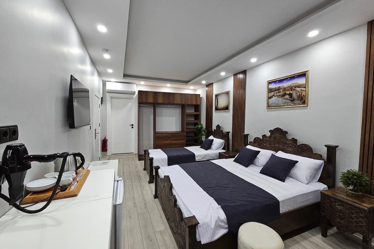 Habitación triple Deluxe, patio, vista a la ciudad | Escritorio, espacio para trabajar con laptop y wifi gratis