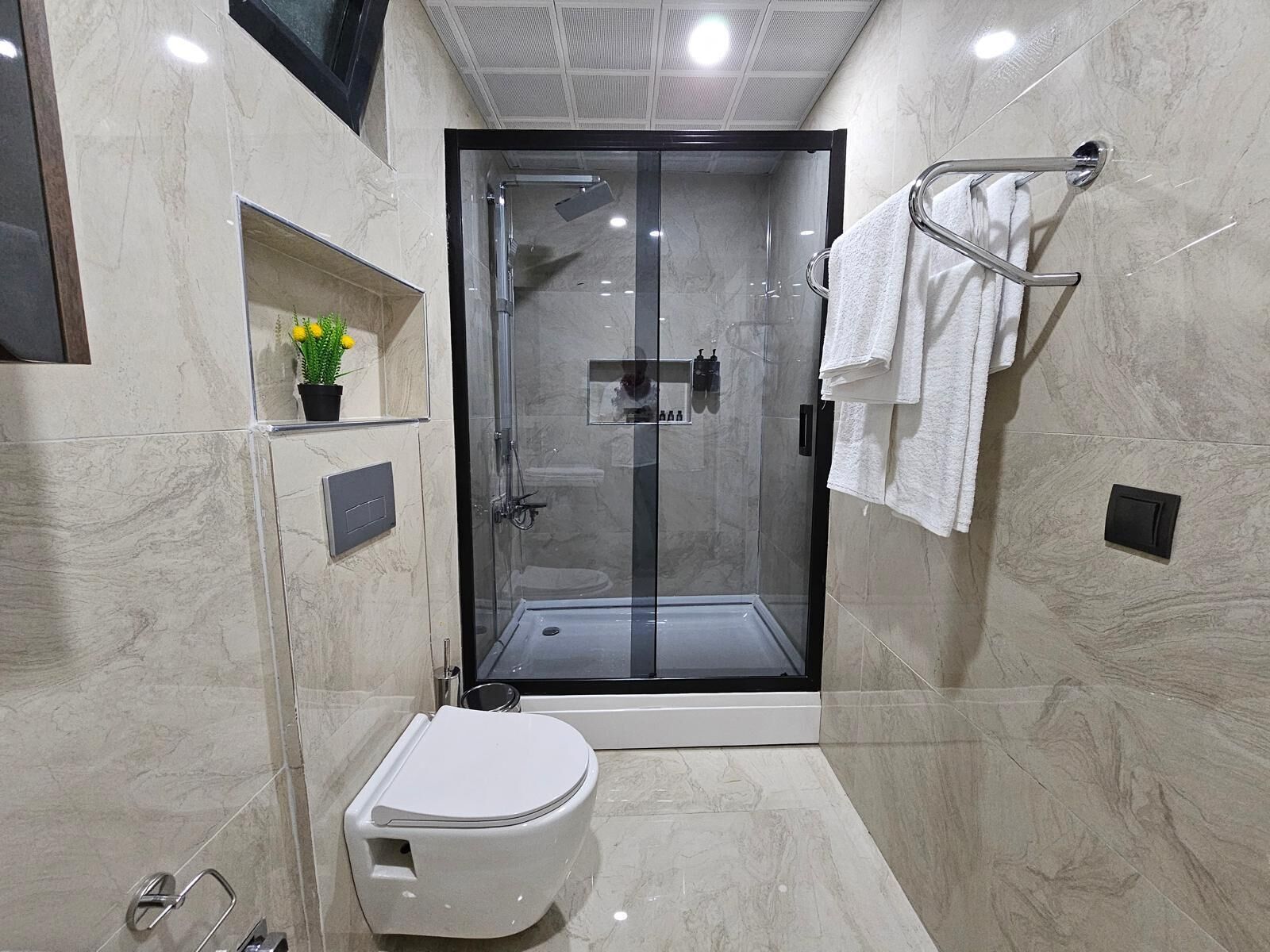 ห้องดีลักซ์สำหรับสี่ท่าน, ลานระเบียง, วิวเมือง | ห้องน้ำ | ฝักบัว, ไดร์เป่าผม, ผ้าเช็ดตัว, สบู่