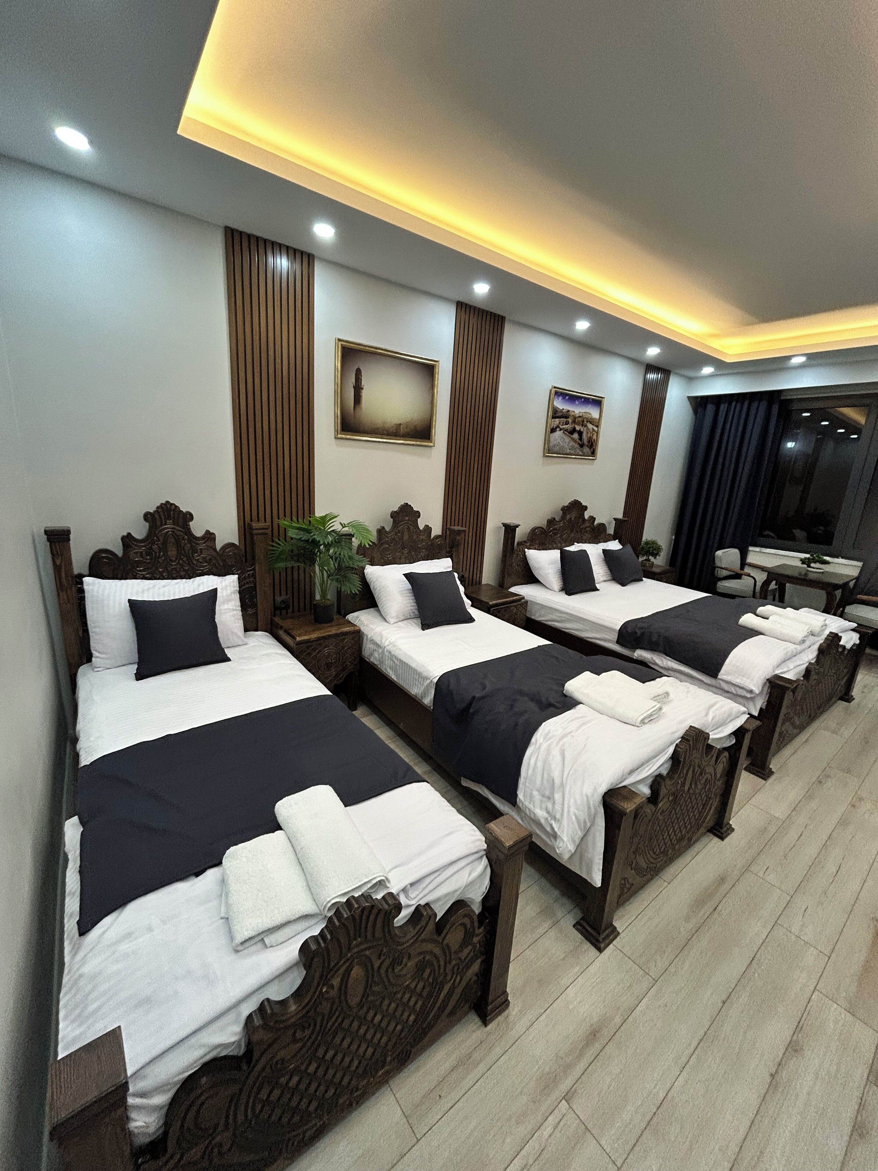 Deluxe-Vierbettzimmer, Terrasse, Stadtblick | Schreibtisch, laptopgeeigneter Arbeitsplatz, kostenloses WLAN