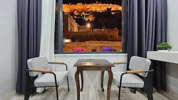 Quarto triplo luxo, varanda, vista para a cidade | Fachada da propriedade