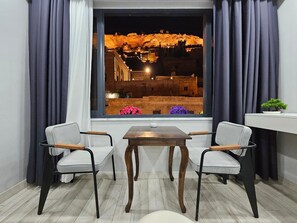 Habitación triple Deluxe, patio, vistas a la ciudad | Fachada del alojamiento