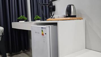 豪華三人房, 露台, 城市景 | 書桌、手提電腦工作空間、免費 Wi-Fi