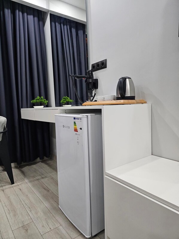 Deluxe-Vierbettzimmer, Terrasse, Stadtblick | Schreibtisch, laptopgeeigneter Arbeitsplatz, kostenloses WLAN