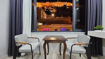 豪華三人房, 露台, 城市景 | 書桌、手提電腦工作空間、免費 Wi-Fi