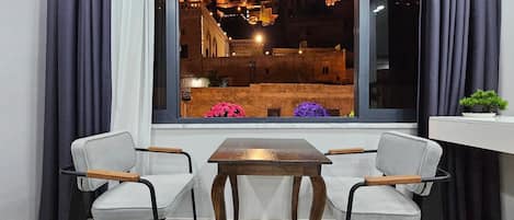 Habitación triple Deluxe, patio, vista a la ciudad | Escritorio, espacio para trabajar con laptop y wifi gratis