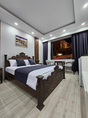 Habitación triple Deluxe, patio, vistas a la ciudad | Escritorio, espacio para trabajar con un portátil, wifi gratis