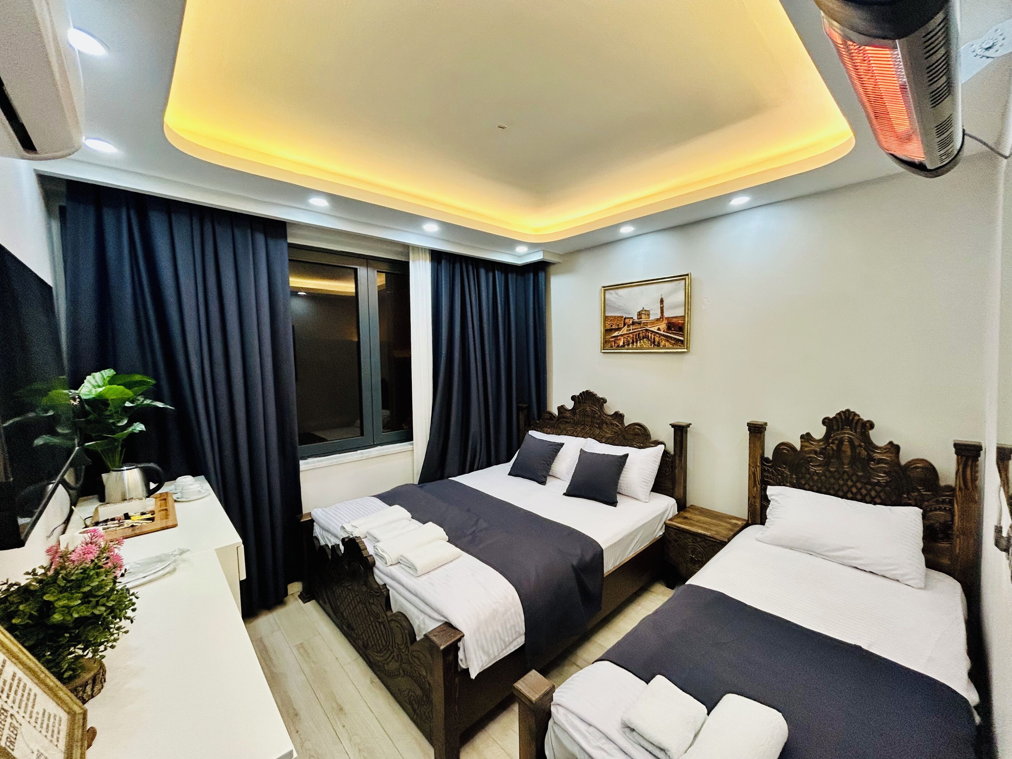 Deluxe-Dreibettzimmer, Terrasse | Schreibtisch, laptopgeeigneter Arbeitsplatz, kostenloses WLAN