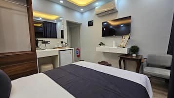 Deluxe Double Room, Patio | Desk, laptop workspace, free WiFi