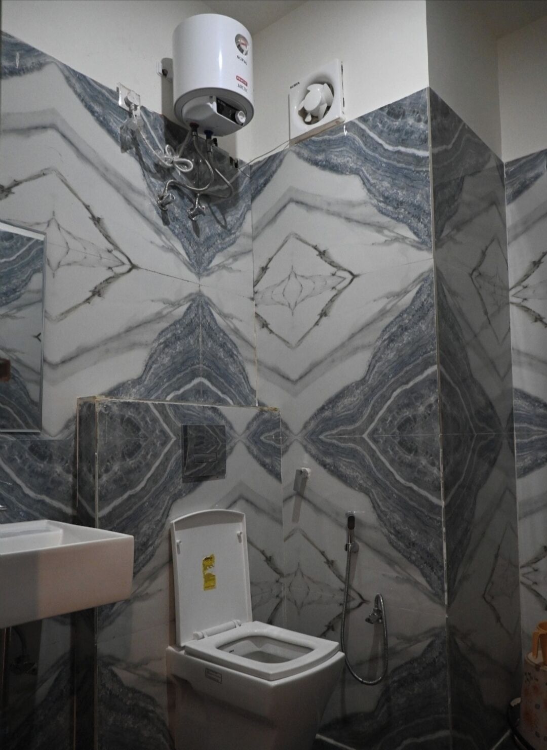 Een douche, gratis toiletartikelen, handdoeken, zeep