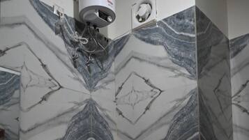 Een douche, gratis toiletartikelen, handdoeken, zeep