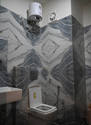 Een douche, gratis toiletartikelen, handdoeken, zeep