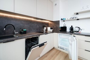 Réfrigérateur, micro-ondes, plaque de cuisson, lave-vaisselle