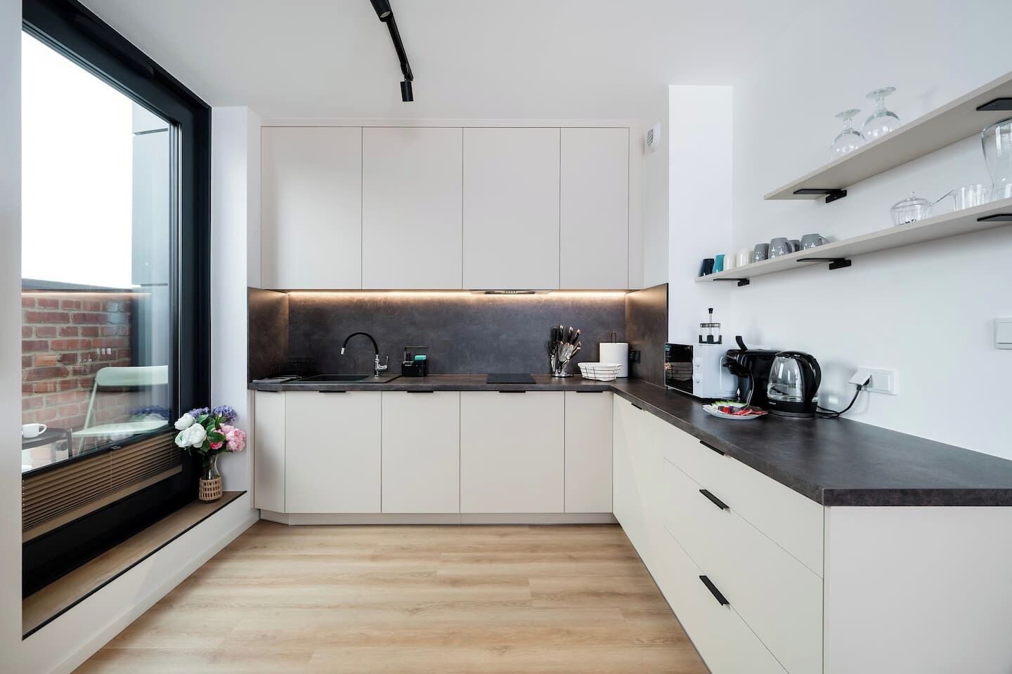 Réfrigérateur, micro-ondes, plaque de cuisson, lave-vaisselle