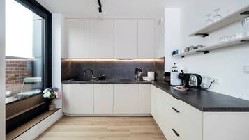 Réfrigérateur, micro-ondes, plaque de cuisson, lave-vaisselle