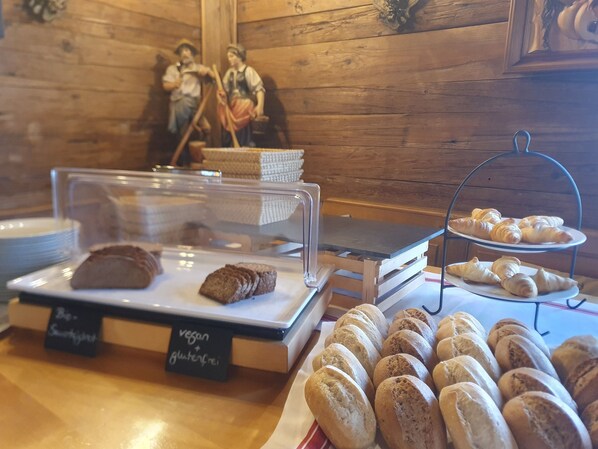 Breakfast buffet - Käfernberg Weinhotel (Alzenau)
