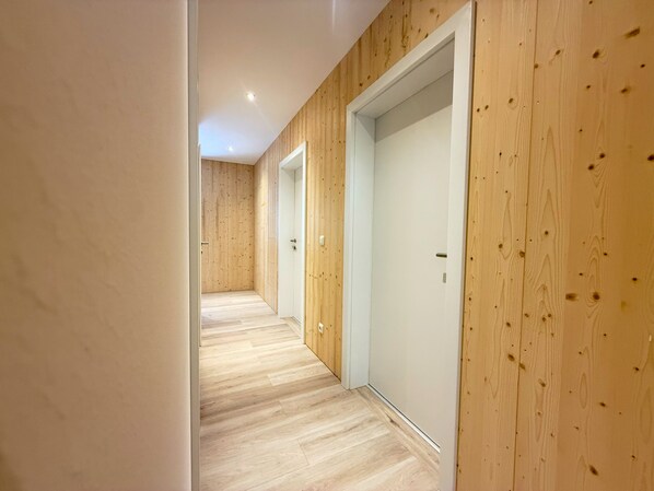 Interior - Treehouse - Top 1 | directly on the ski slope | bathtub | terrace (Grünau im Almtal)