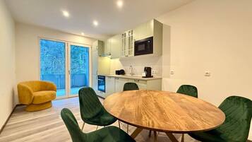 Kühlschrank, Mikrowelle, Ofen, Herdplatte