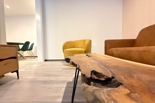 Wohnzimmer mit stillvollem Massivholztisch