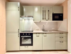 冷蔵庫、電子レンジ、オーブン、コンロ