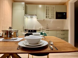 冷蔵庫、電子レンジ、オーブン、コンロ