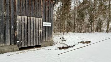 Een rustiek houten gebouw met een bord waarop ‘Schirau’ staat.