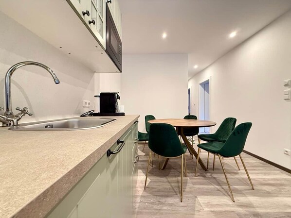 Réfrigérateur, micro-ondes, four, plaque de cuisson