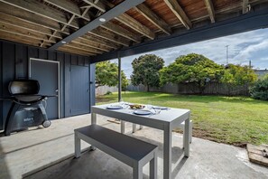 Outdoor dining - Walk to Beach | Pet Friendly | Sleep 5 (Ocean Grove)