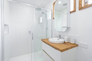 Dusche, Haartrockner, Handtücher, Seife