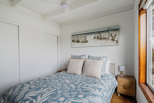 2 bedrooms, iron/ironing board, free WiFi, bed sheets - Walk to Beach | Pet Friendly | Sleep 5 (Ocean Grove)