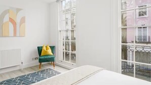 2 bedrooms, iron/ironing board, WiFi, bed sheets - Chic Beauchamp Place Home (London)