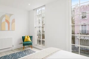 Iron/ironing board, WiFi, bed sheets - Chic Beauchamp Place Home (London)