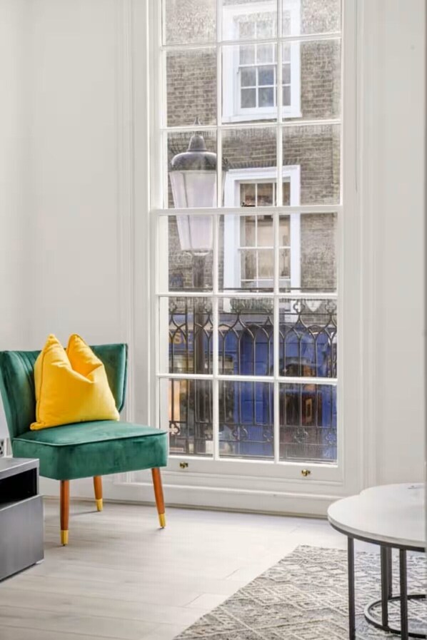 Interior - Chic Beauchamp Place Home (London)