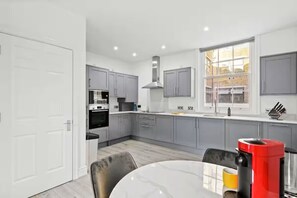 Private kitchen - Chic Beauchamp Place Home (London)