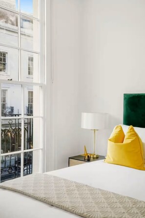 2 bedrooms, iron/ironing board, WiFi, bed sheets - Chic Beauchamp Place Home (London)