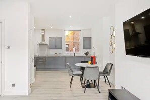 Dining - Chic Beauchamp Place Home (London)