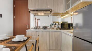 Apartment, 3 Bedrooms, City View | Private kitchen | Full-size fridge, microwave, stovetop, cookware/dishes/utensils