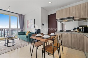 Apartment, 3 Bedrooms, City View | Dapur peribadi | Peti sejuk/penyejuk beku saiz penuh, ketuhar gelombang mikro, dapur 