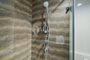 Apartment, 3 Bedrooms, City View | Bilik Mandi | Pancuran mandi, kelengkapan dandanan diri percuma, pengering rambut 