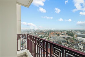 Apartment, 3 Bedrooms, City View | Balkoni