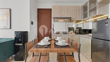 Apartment, 3 Bedrooms, City View | Private kitchen | Full-size fridge, microwave, stovetop, cookware/dishes/utensils
