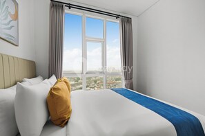 Apartment, 3 Bedrooms, City View | Meja, ruang kerja komputer riba, seterika/papan seterika, Wi-fi percuma 