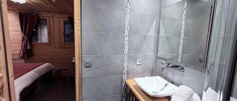 In-room safe, soundproofing, free WiFi