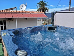 Outdoor spa tub - Bungalow Los Guanches 3 (El Paso)