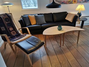 Een televisie en een open haard