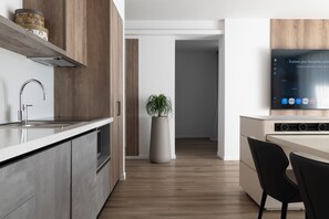 Ropa de cama de alta calidad y caja de seguridad en la habitación 