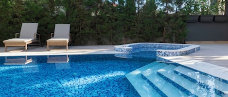 Una piscina al aire libre