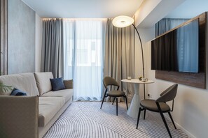 Suite Studio Confort | Salle de séjour | TV connectée de 55 pouces avec chaînes numériques